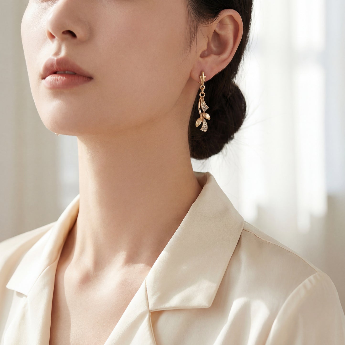 P. Ohrhänger Bicolor 750 / 18 Karat mit Diamant L: 25 mm Nr. 6925